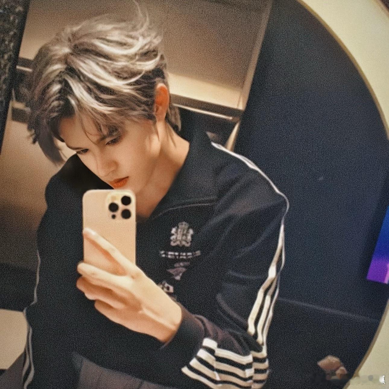 张极 05后第一男歌手 少年逐光步履不停，个人单曲与组合舞台双惊艳，唱功扎实舞感