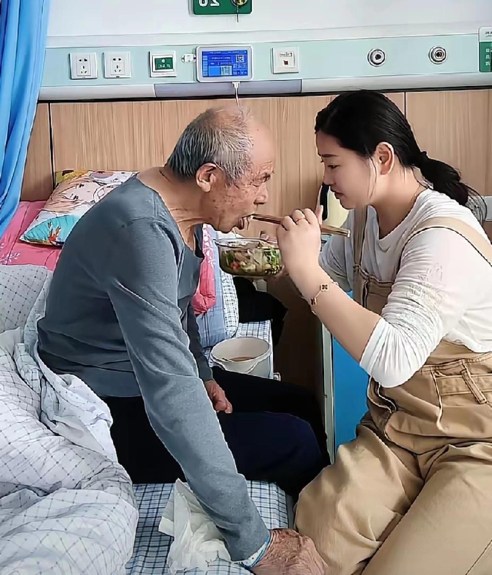 一位年轻女子坐在床前，一口一口地喂着生病的白发老人，同病房的人知道女子和老人的关