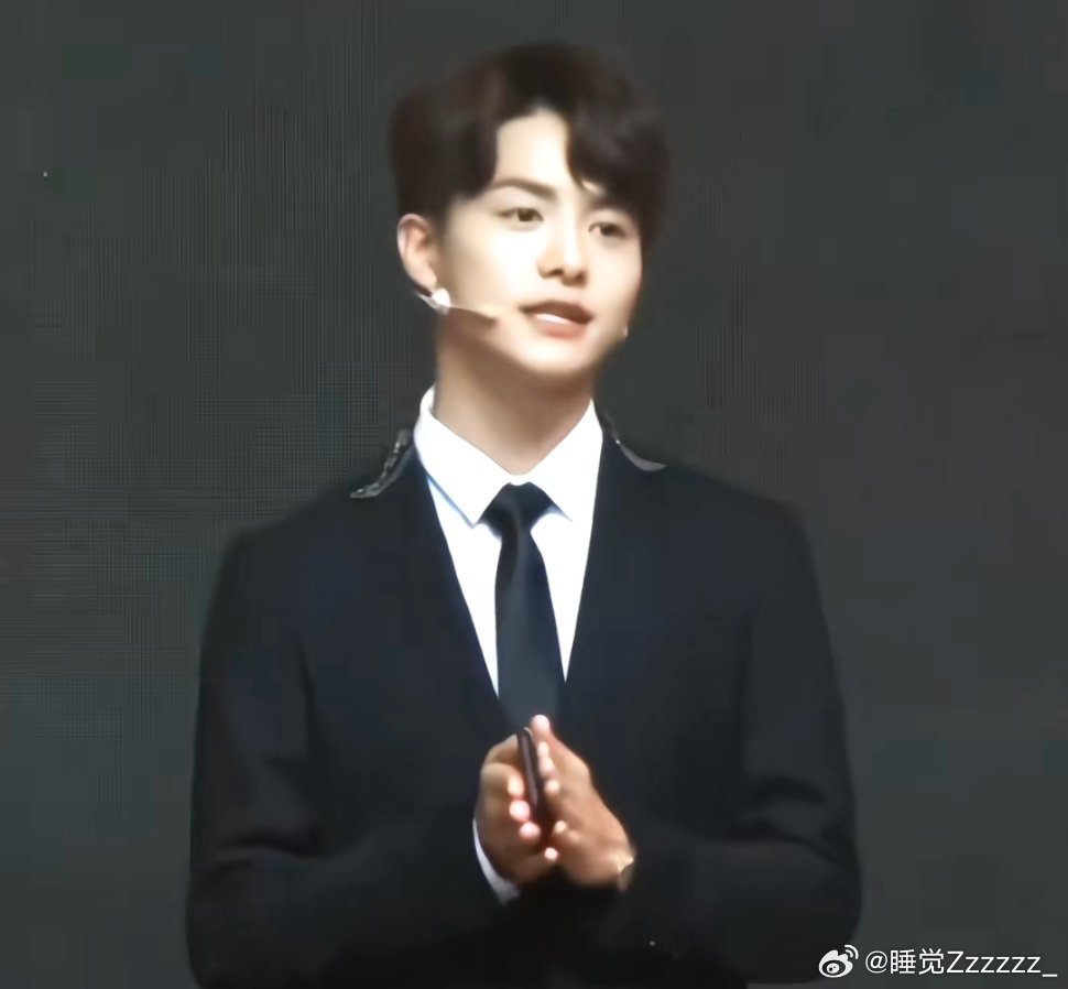 #马天宇[超话]# 哎呦我，我请问这么帅情绪这么温情还会唱歌演戏做饭的好男人去哪