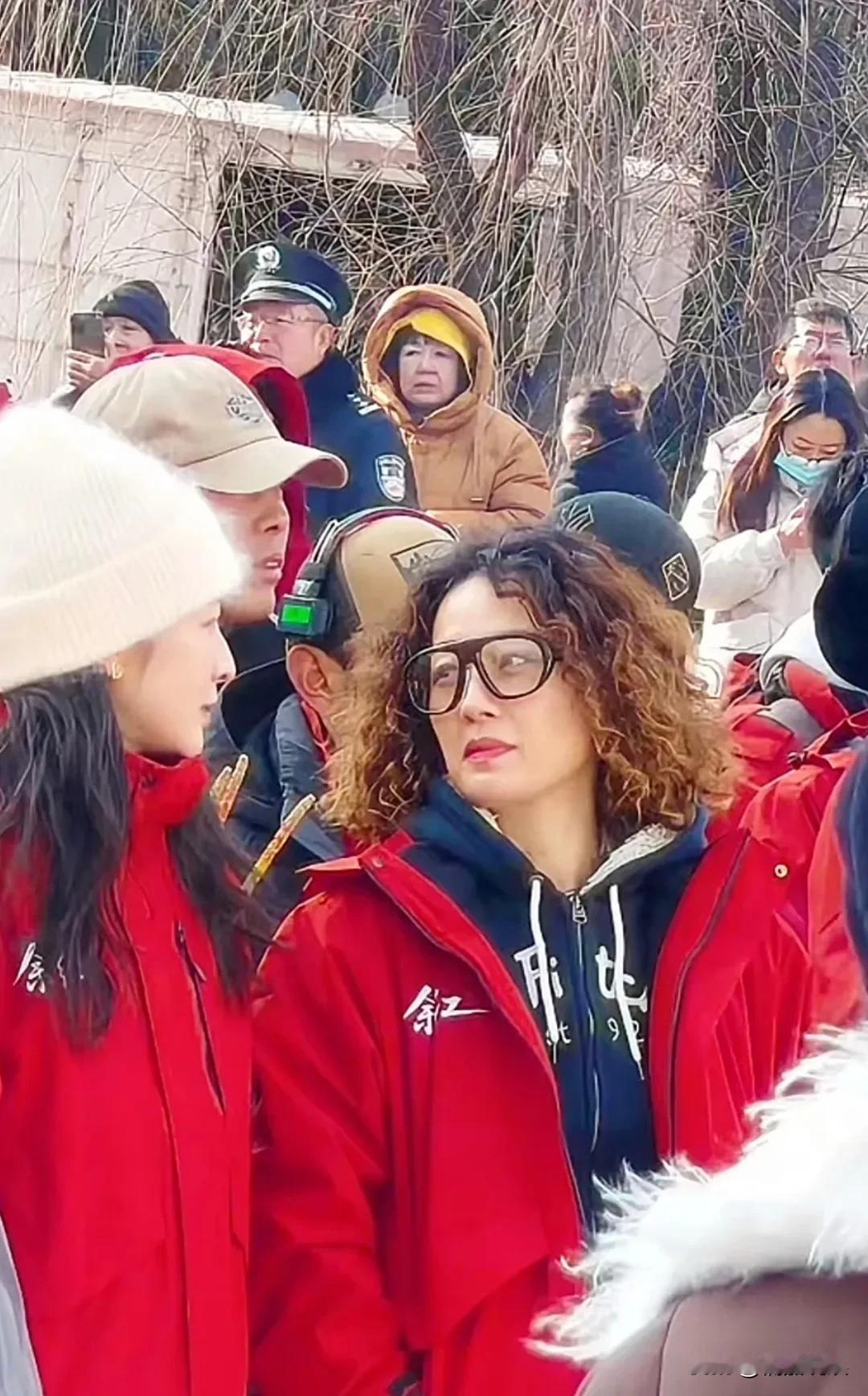 这还是马伊琍吗？新剧形象太炸裂了。
马伊琍现身新剧《余红》开机现场，头发染成了黄