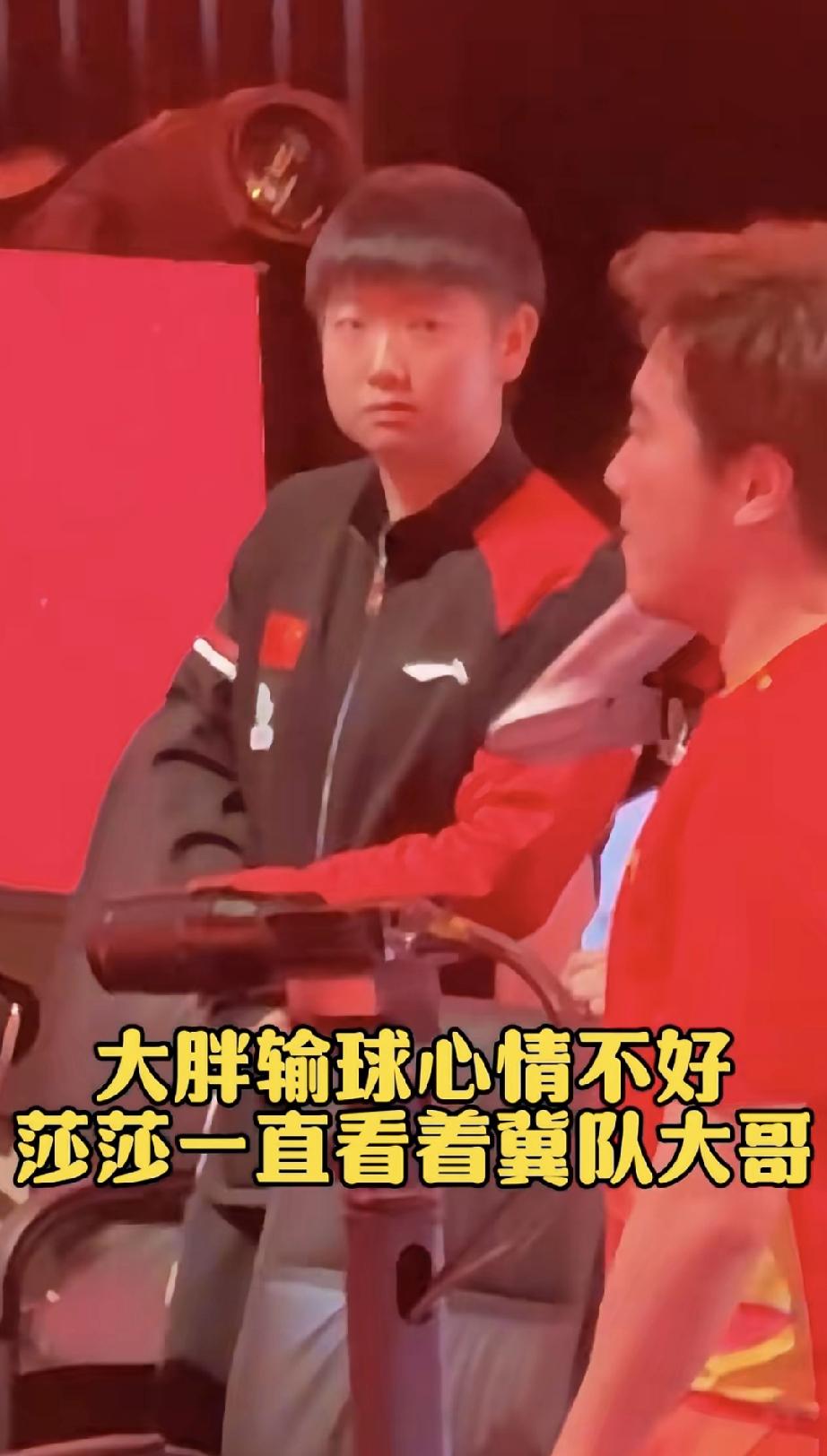 莎莎看着梁靖崑的眼神，我一点不意外。
梁靖崑不敌小布。
在他10：6领先时，竟然