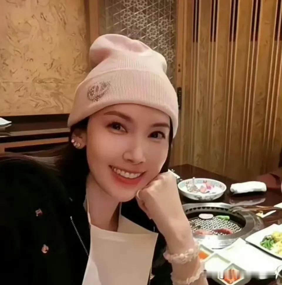 陈若仪本身是模特出身，颜值身材都挺不错的，kimi遗传了爸爸妈妈的好相貌。
陈若