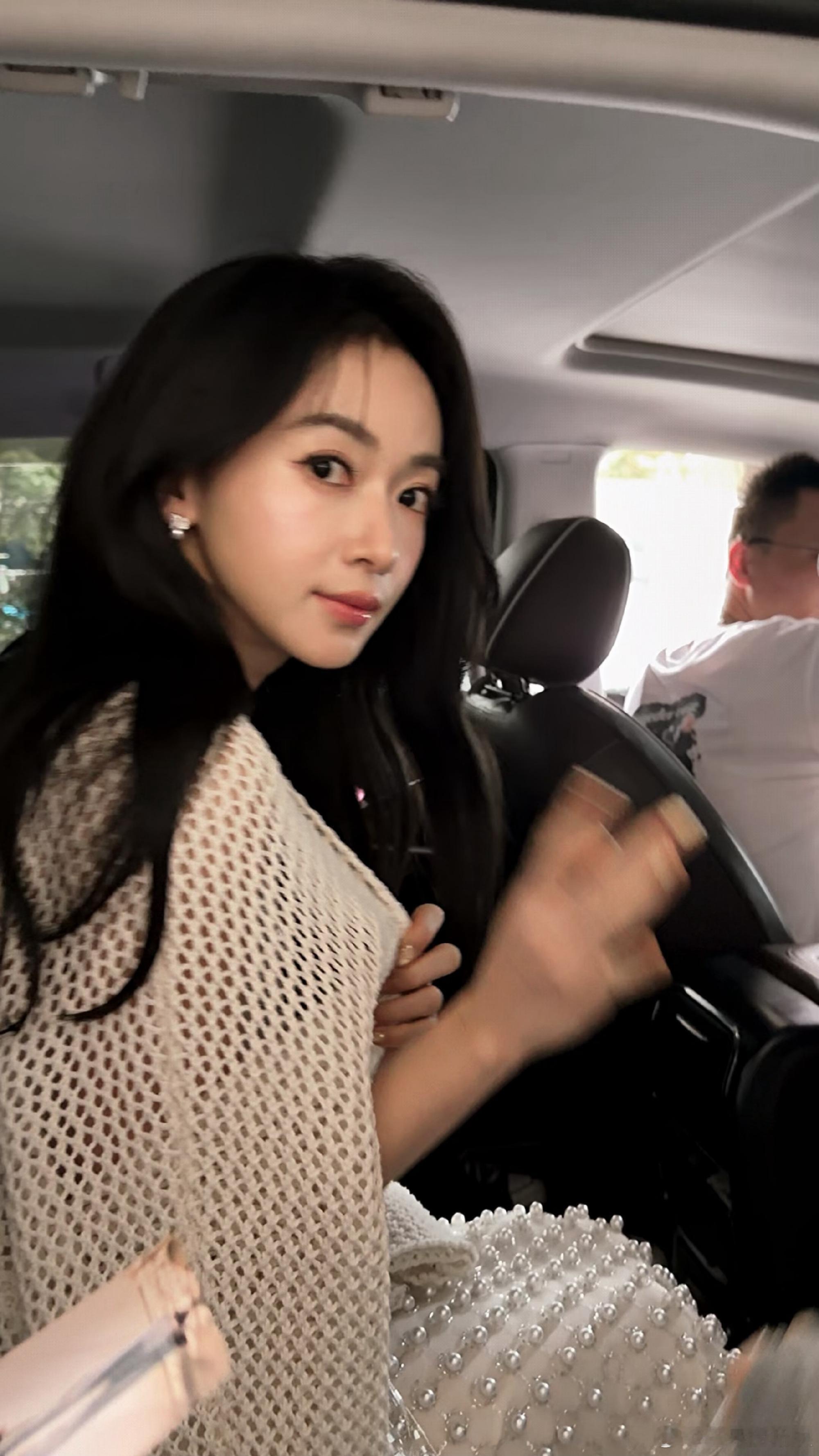 吴谨言珍珠抹胸白裙吴谨言气血好足的美 感觉长胖了之后，真的很有气血足足的美，吴谨