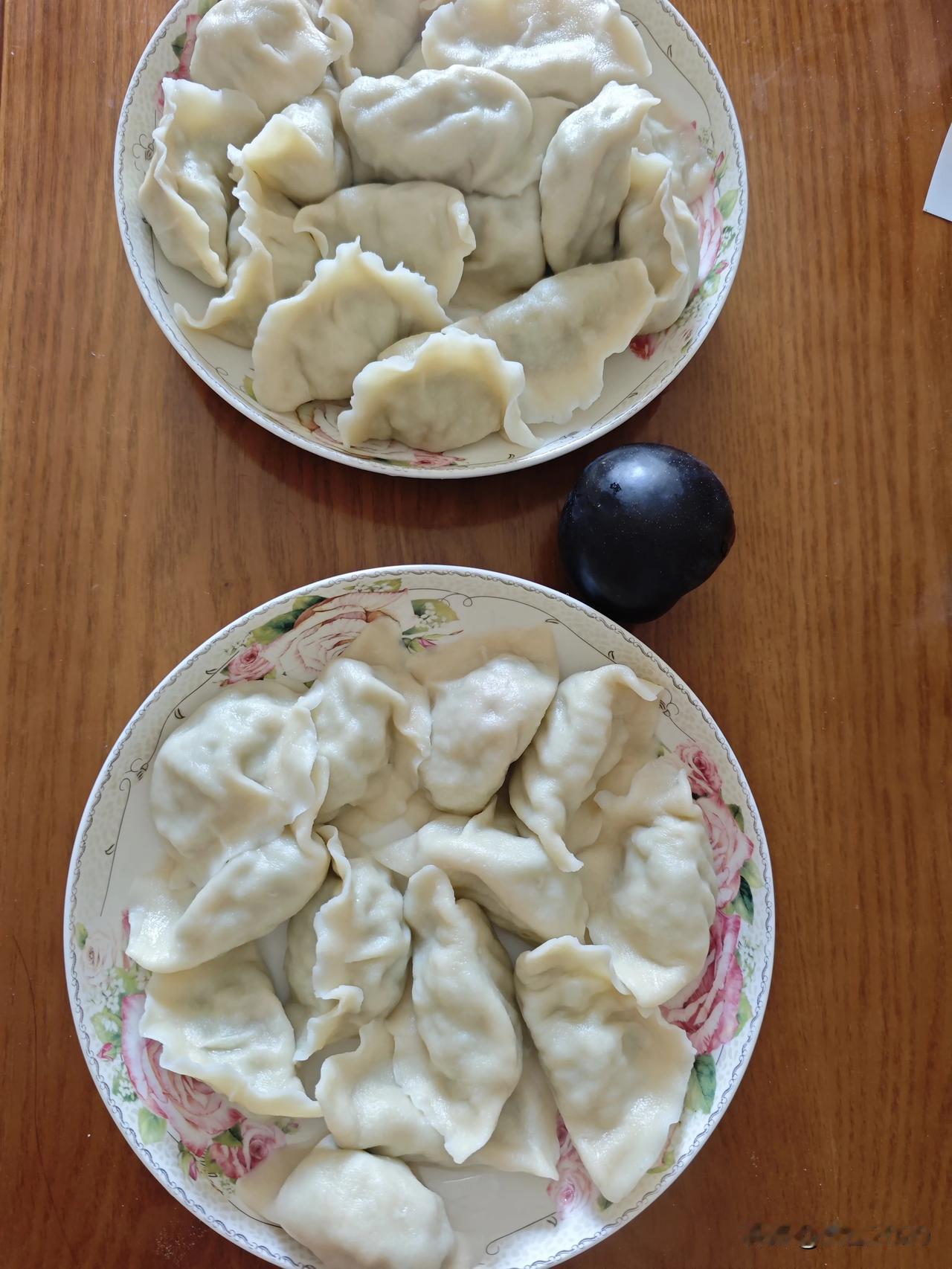 老徐太太出发了，大大小小，居然六个包。

中午自己包了上车饺子，寓意发脚，今天这