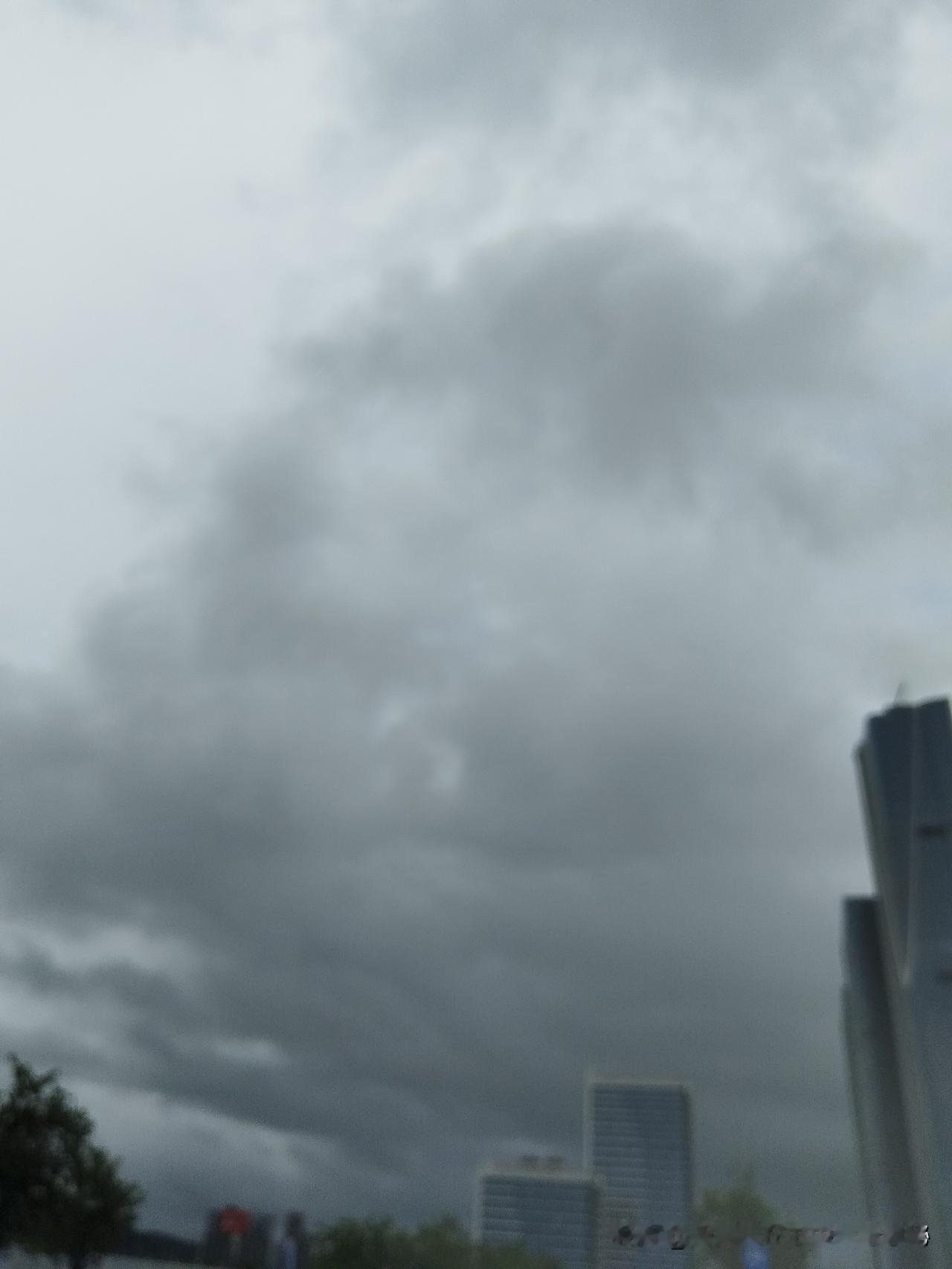 假如也是多雨天气的话，一定要注意出行安全哦！其实这多变的雨虽然带来了些出行不便，