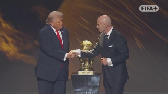 官方：特朗普获首届国际足联和平奖
12月6日 在2026美加墨世界杯的抽签仪式上