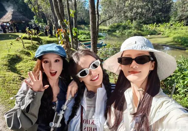 马思纯晒《花少7》旅行照！与那英李沁张晚意合影笑容灿烂 ​​​