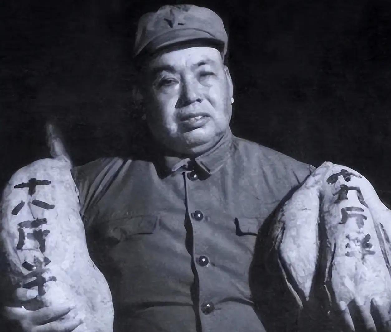 1937年，许世友在延安被关了起来，饥饿难耐时，有一名排长冒死给他送了一只烧鸡吃