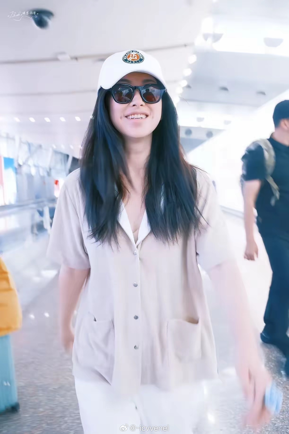 朱珠机场这套懒人穿搭太适合长途出行！浅杏宽松短袖衬衫+纯白阔腿长裤，面料柔软透气