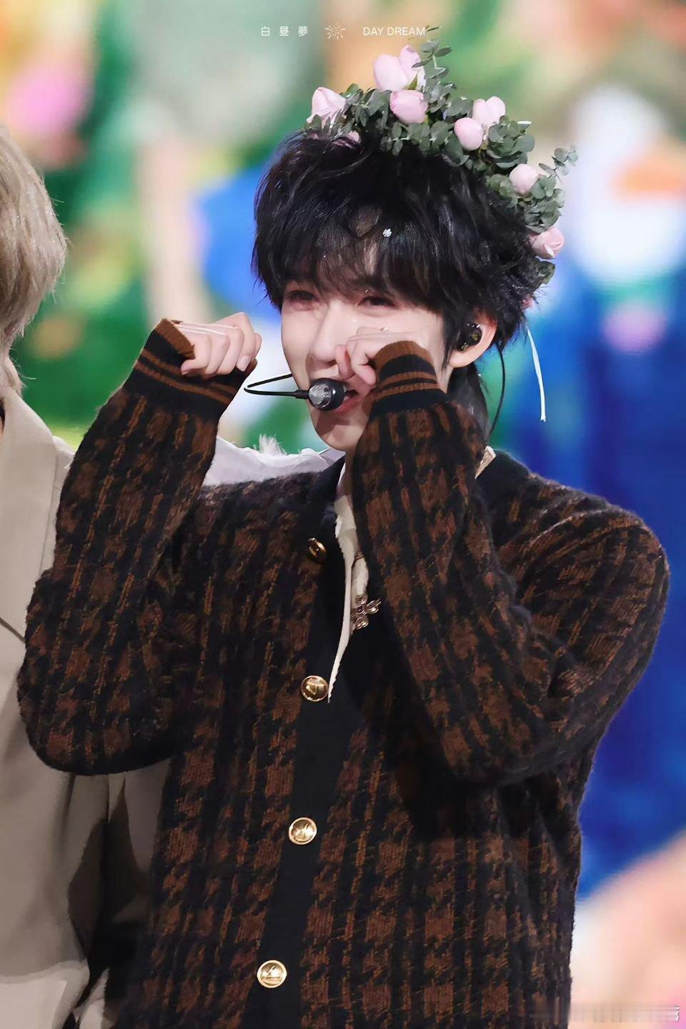 贺峻霖演唱会舞台造型🈶小贺哥哥就是如此迷人 