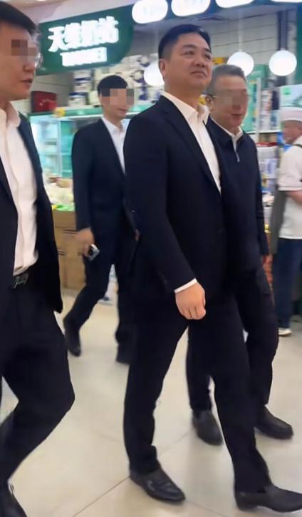 刘强东夫妇，资本高调秀恩爱。
一周内在宿迁连注三家新公司，注册资本均千万。这波绑