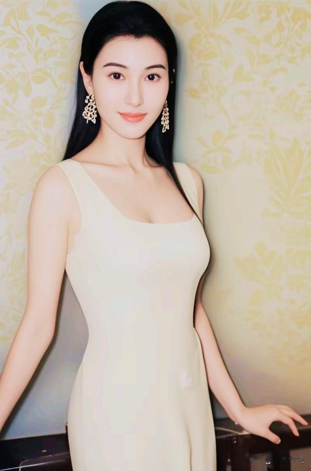 她是香港公认的“颜值天花板”，一张脸让全港阔太彻夜难眠；她是“豪门巴士”，周旋于