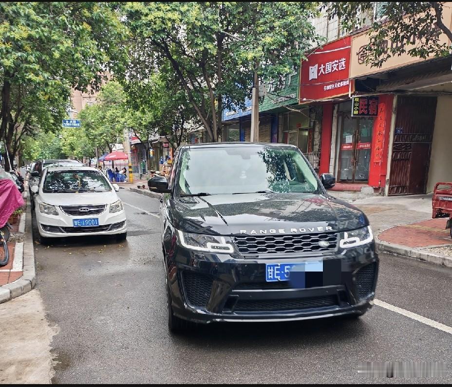 几个月没有回老家天水，端午节回家发现街上豪华品牌的小汽车比比皆是。
      