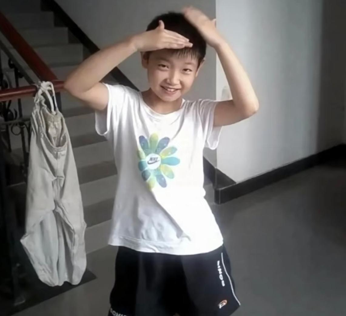 孙颖莎妈妈接受采访
她说莎莎小时候有一个笔记本，上面记录了每一场比赛的对手和成绩