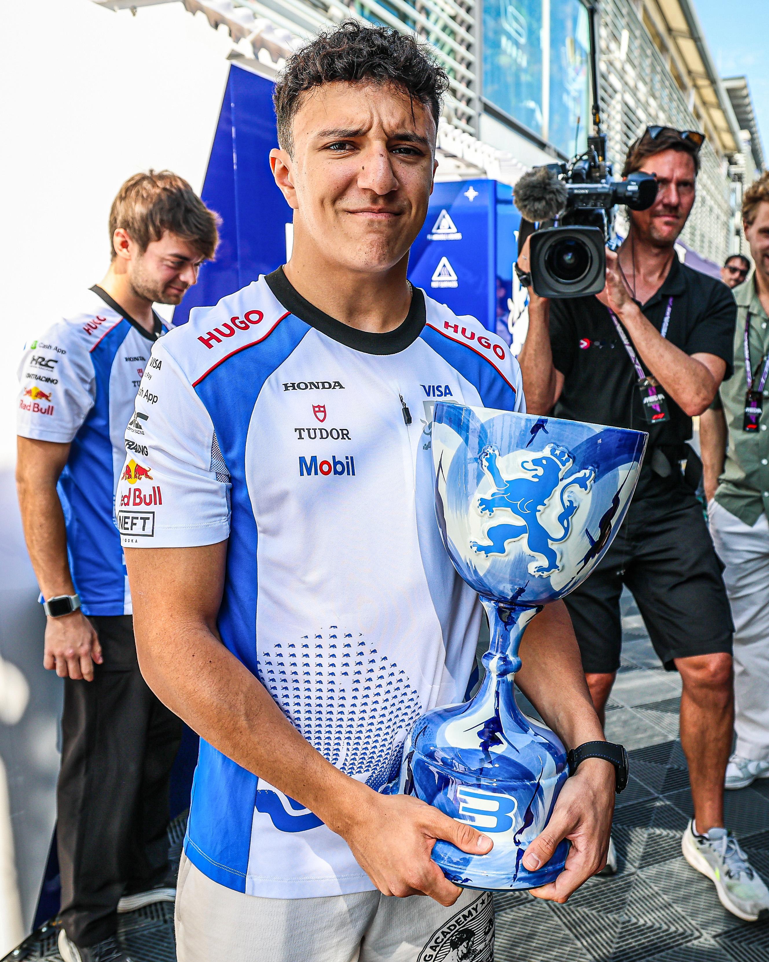 哈贾尔的第三名奖杯复刻版拿到手了🏆F12025F1意大利大奖赛 ​​​