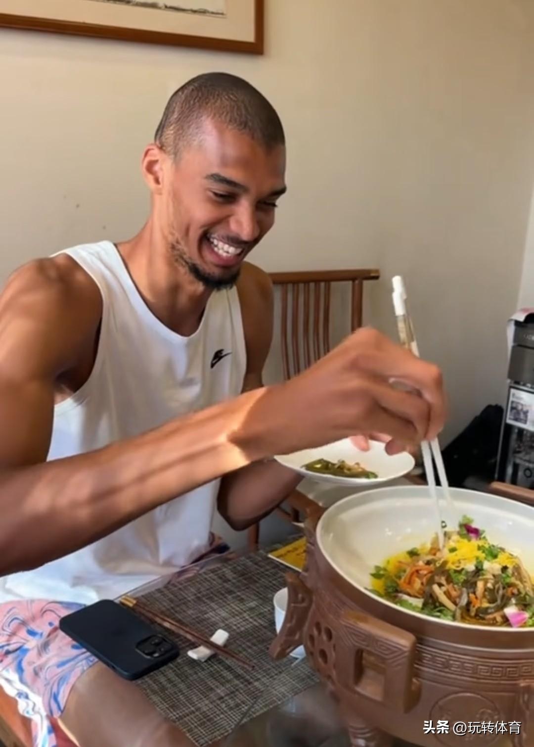 联手文班亚马？骑士和哈登的合作恐生变故！
近日，哈登被拍到和文班亚马共进午餐的画