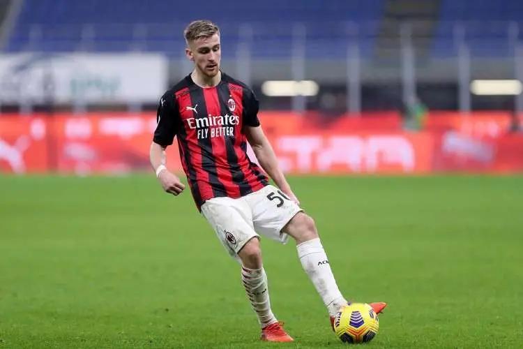 意大利天空体育预测米兰对阵国米都首发阵容，AC米兰（3-5-2阵型）：门将：迈尼