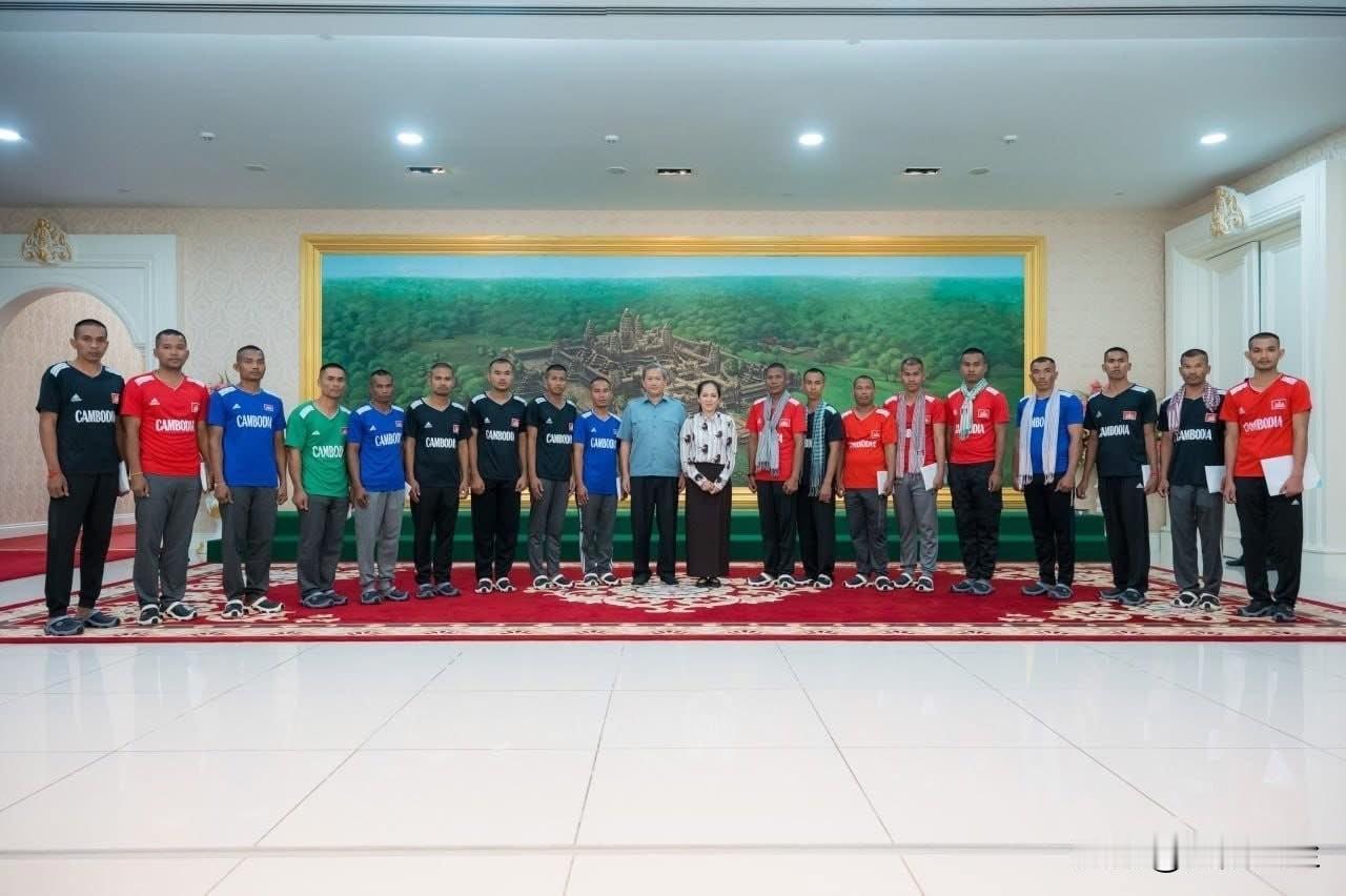 柬埔寨首相洪玛耐和夫人会见被泰国释放的18名士兵。