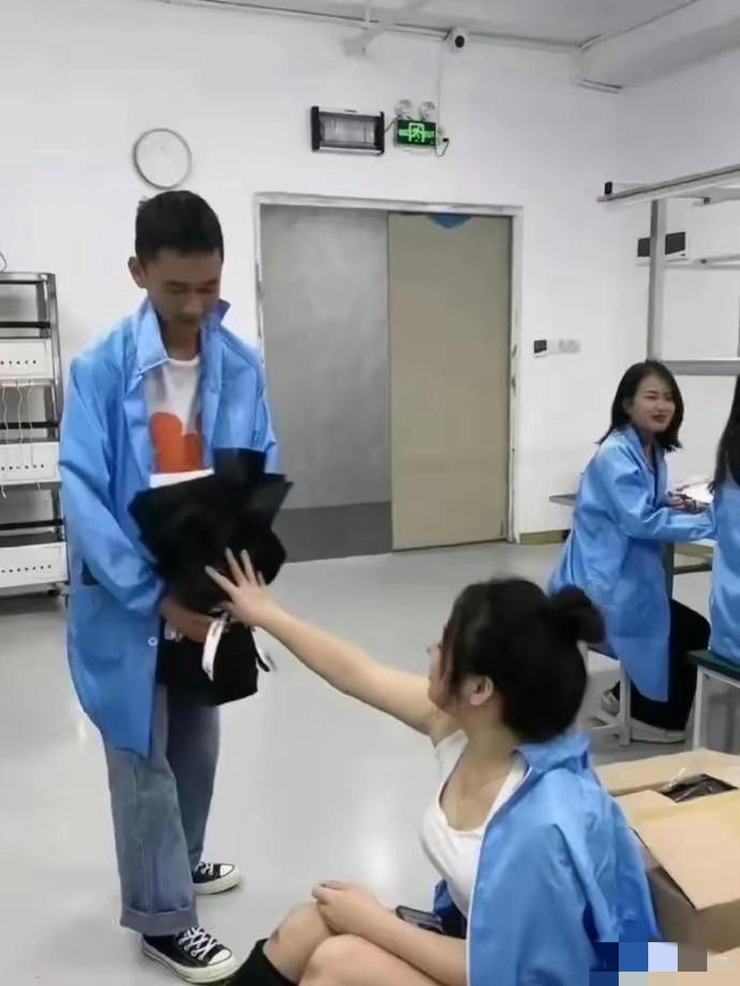 电子厂的“爱情”，都是在哄笑中收场。
小伙子你勇气可嘉哦，有点意思，被拒绝了没有