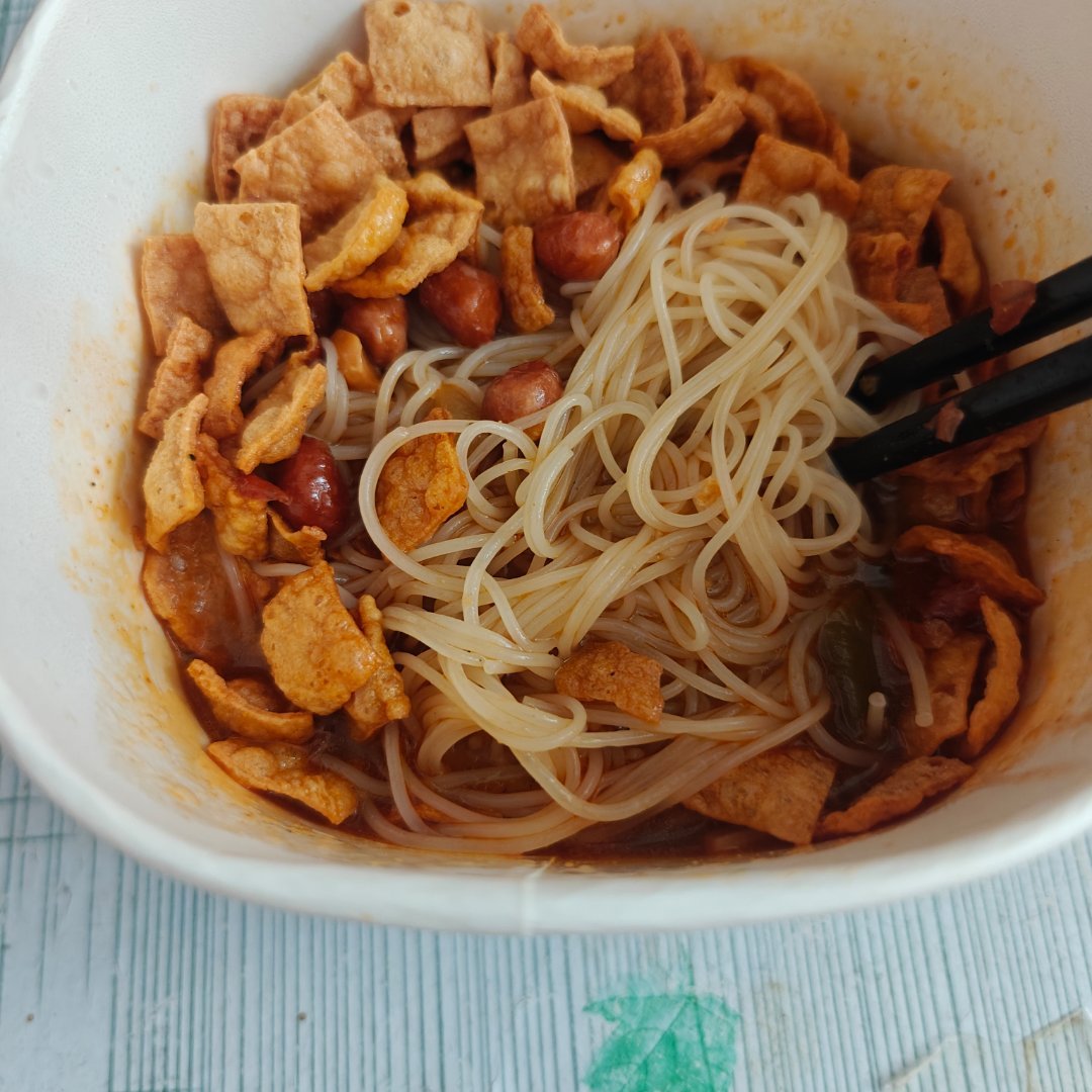 早餐来啦来一碗冲泡螺蛳粉吃完赶紧睡觉去了 ​​​