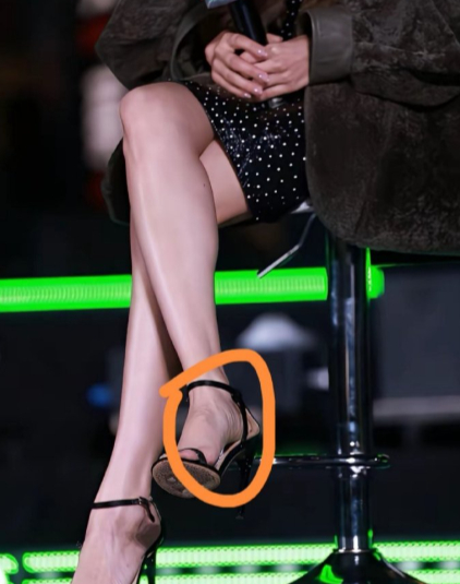 为什么要在脚心贴一个白色的胶？是怕鞋子会掉吗？