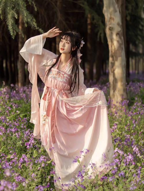 汉服厂节后开出3倍工资急招工汉服订单暴涨到日均万单，厂子急得开三倍工资抢人，缝纫