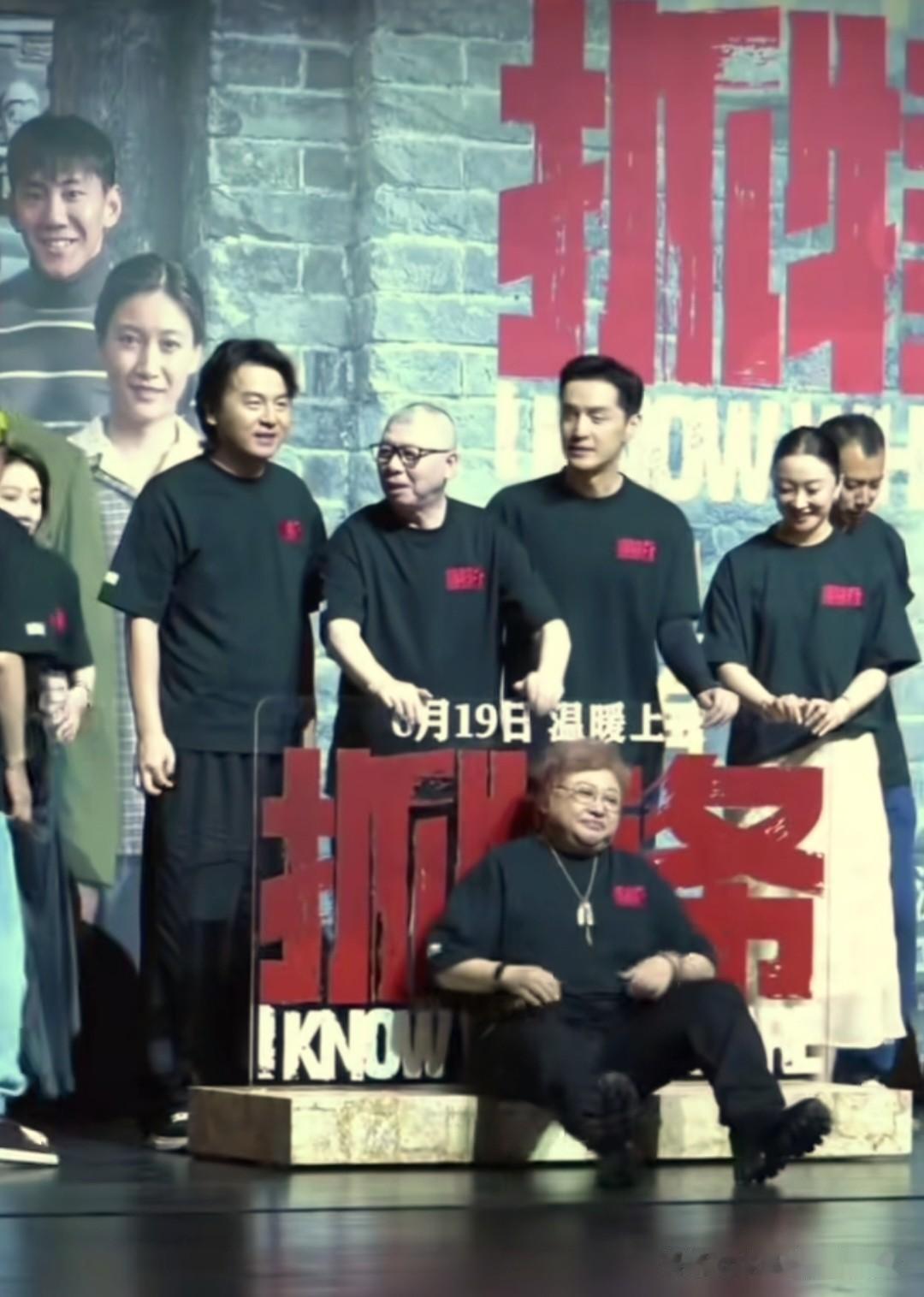 怪不得韩红人设崩塌，她怎么能坐在“抓特务”那里呢？多不吉利啊，从那一刻起，人们对