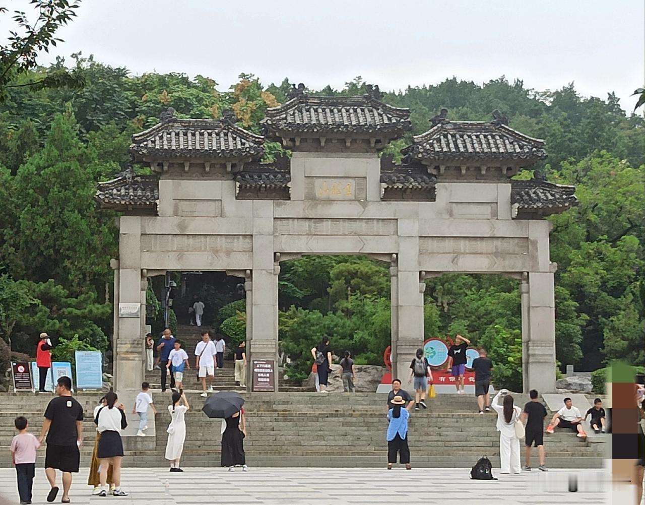 乾隆皇帝当年六下江南，四到徐州三上云龙山访试衣亭，可见他对苏轼是多么的追崇。他先