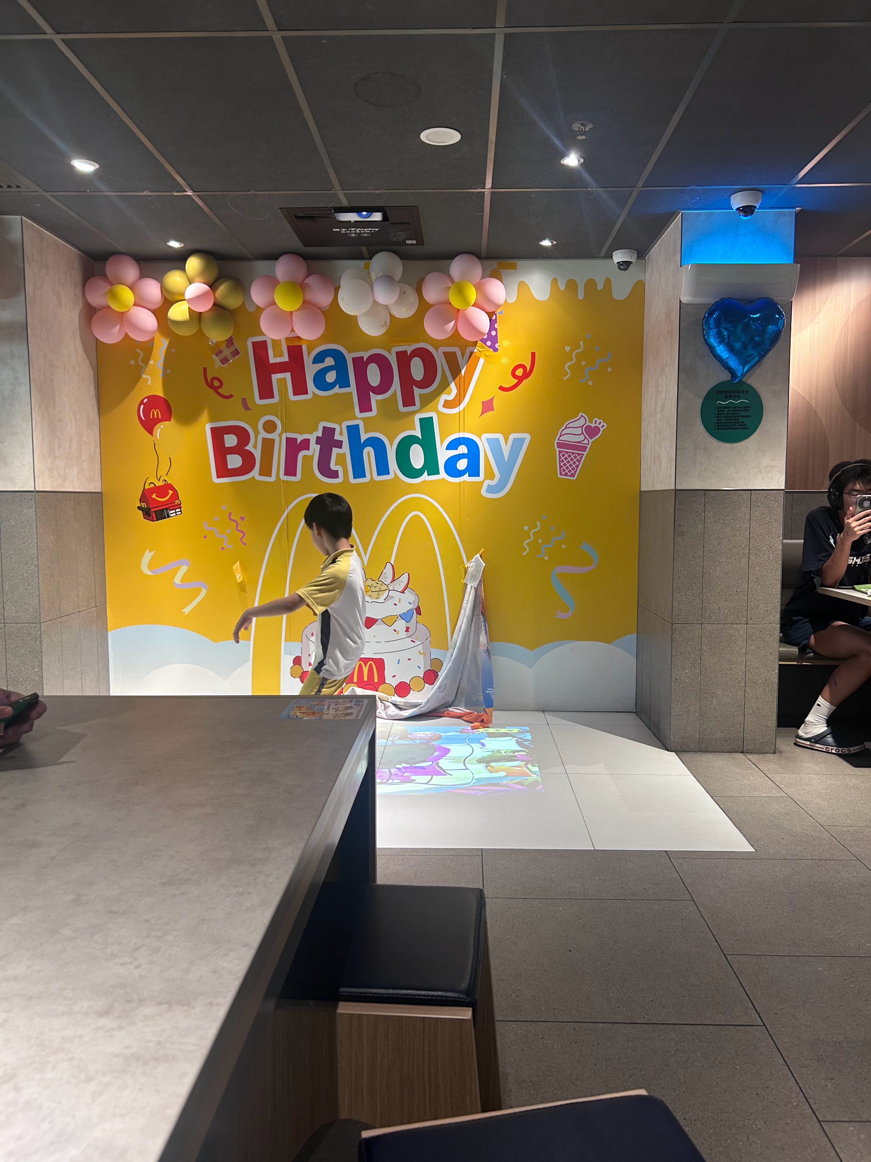 进厕所前他在图一玩游戏我说你玩完去写作业，我要上个厕所再出来一看他已经不玩了，在
