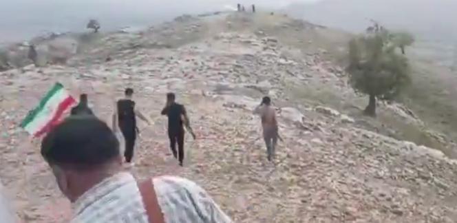 伊朗漫山遍野搜查美飞行员，老百姓背着枪翻山越岭，这一幕令白宫都看懵了！

根据俄