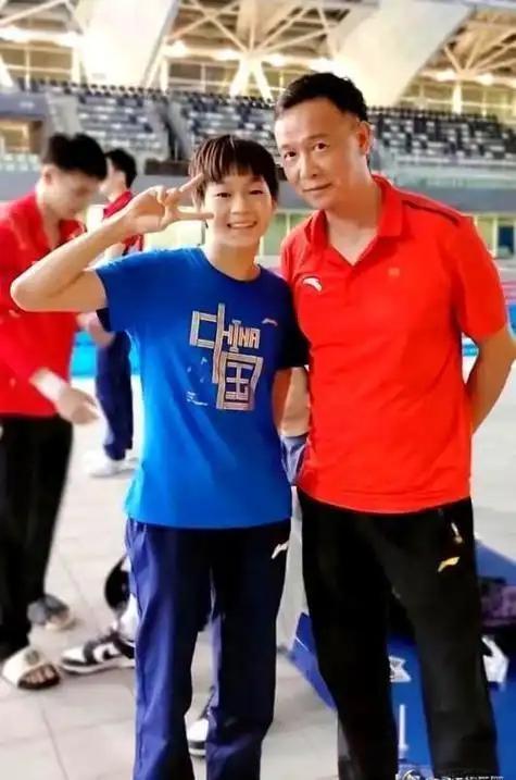 全红婵夺冠台下藏大招！陈若琳千里赶来就干这事，细节太圈粉
 
谁能想到，全红婵在