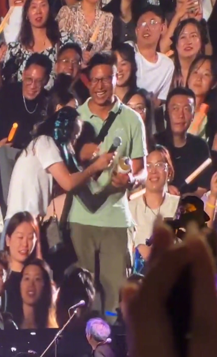 #任贤齐为歌迷现场写词##任贤齐情侣版我可以抱你吗#任贤齐齐迹2024巡演成都站