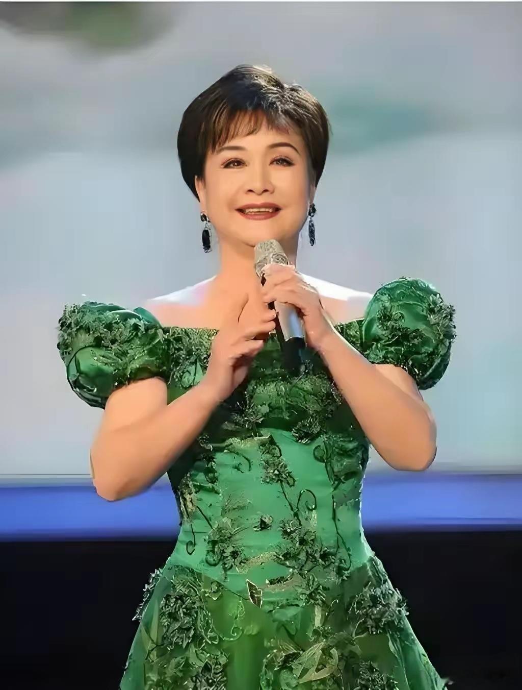 李谷一回应缺席马年春晚李谷一是央视春晚元老级人物，1983年首届春晚，她一晚连唱