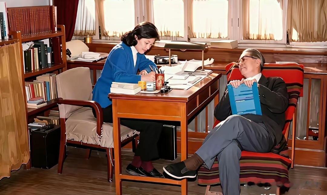 这张温馨的画面，定格了外交家乔冠华与夫人章含之相伴办公的日常。
乔冠华惬意地倚坐