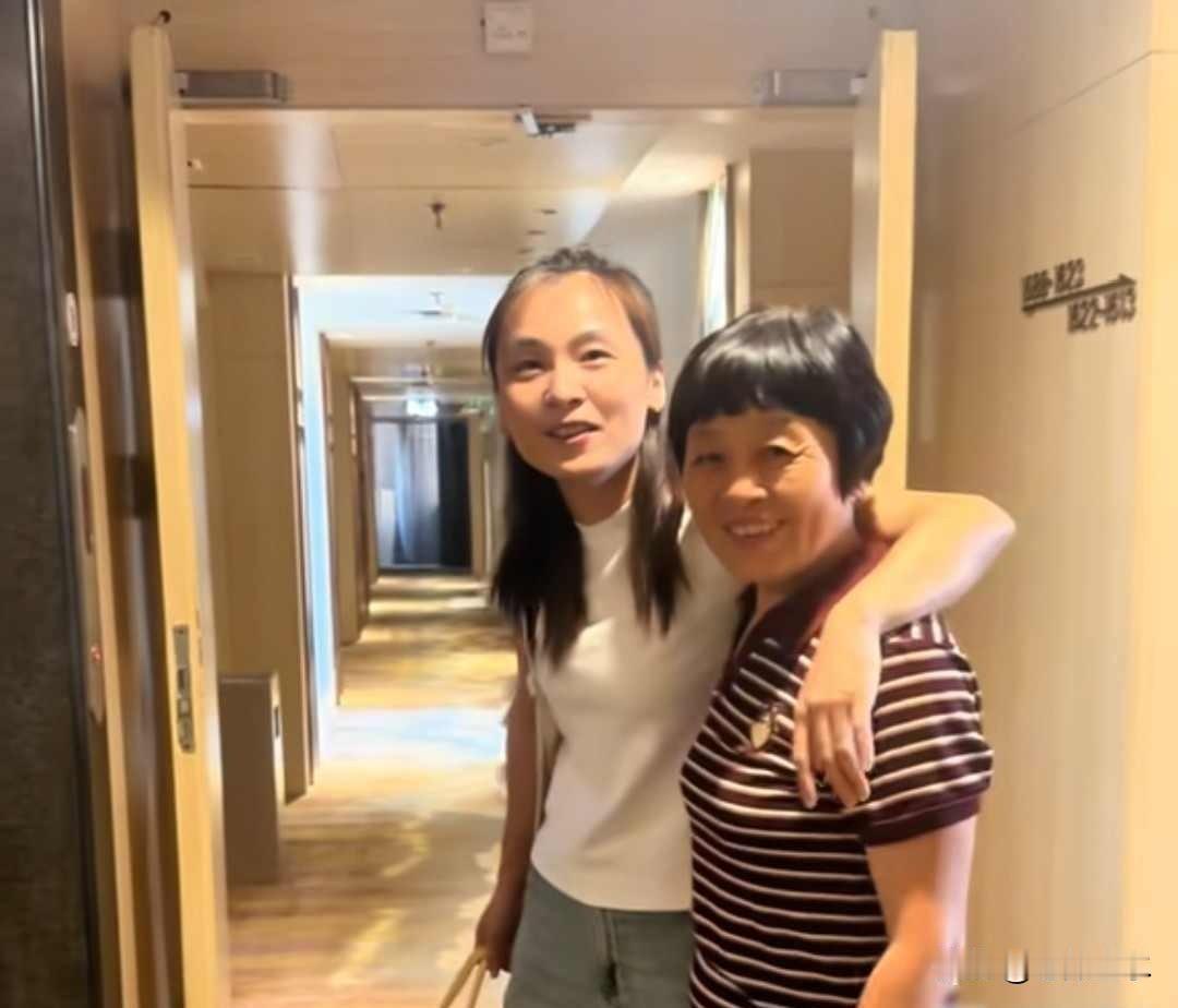 瑾汐带养母直播，母亲紧张沉默，网友却为一个点赞动容

六月初，瑾汐拉着养母第一次