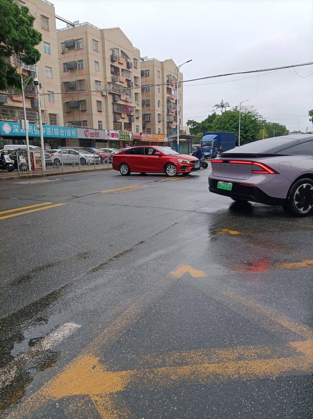 新年生活图鉴开学了，学生上学是早上一道独特的风景，送孩子上学的电动车，黄色校车，