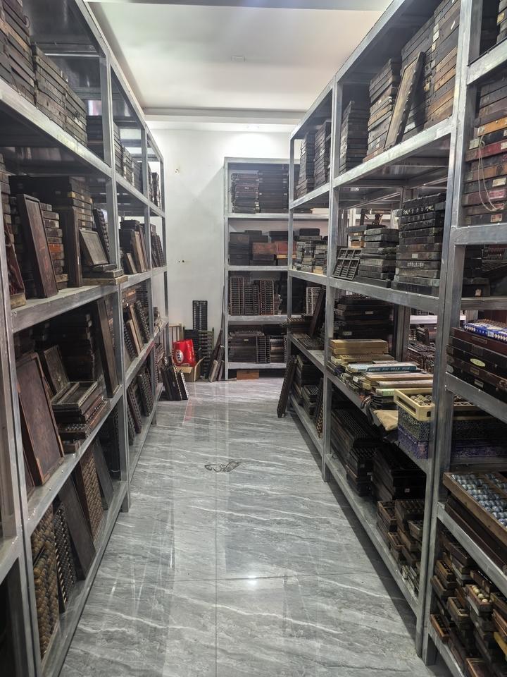 在菏泽市郓城县郓州街道徐屯村，56岁的村民徐福周有一座特殊的“珍藏馆”。二十年光