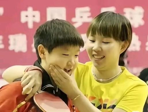 果然谁都忍不住捏孙颖莎的脸

以前怎么没发现

原来这张照片另一个人竟然是朱雨玲