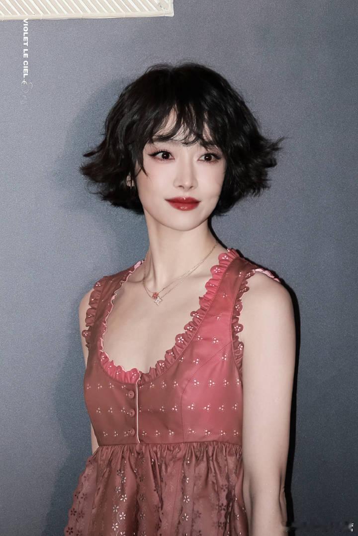 宋茜出席T杂志～第八届全球风格论坛造型～短发造型很灵动很时髦！就这裙子不行宋茜给