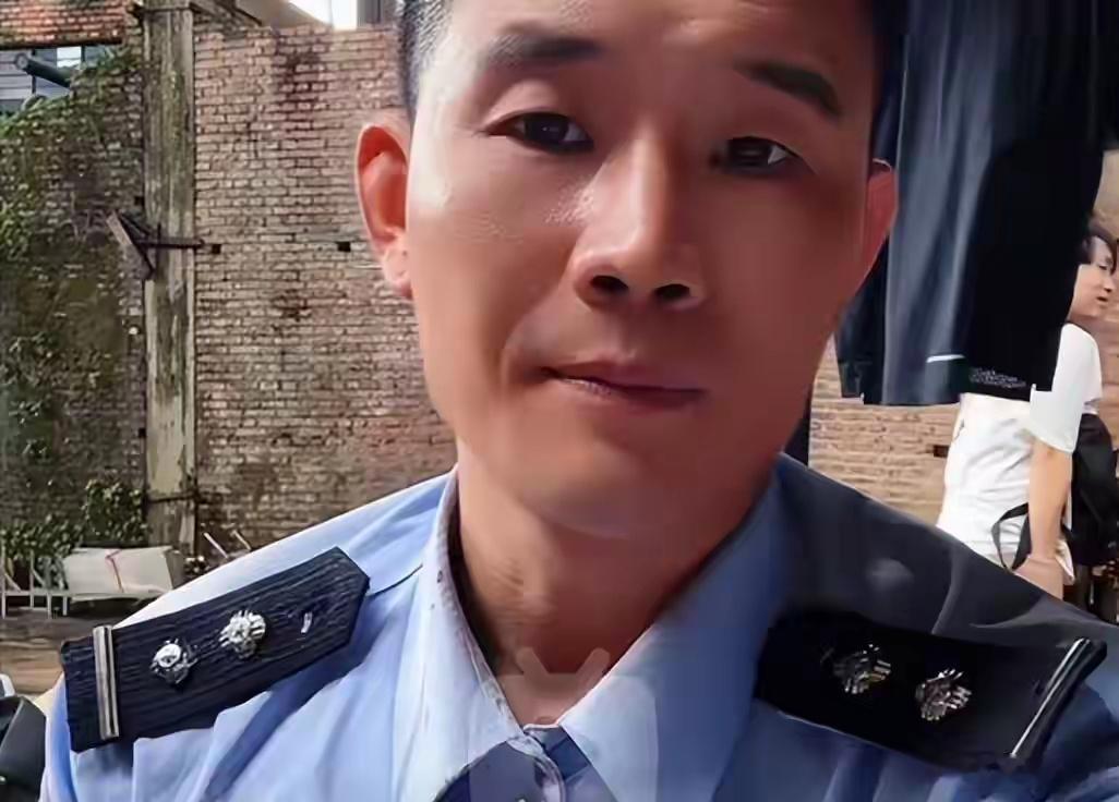 嘎子谢孟伟穿警服直播被网民报警我在网上看到有位网友对他有个经典的评论：你把嘎子当
