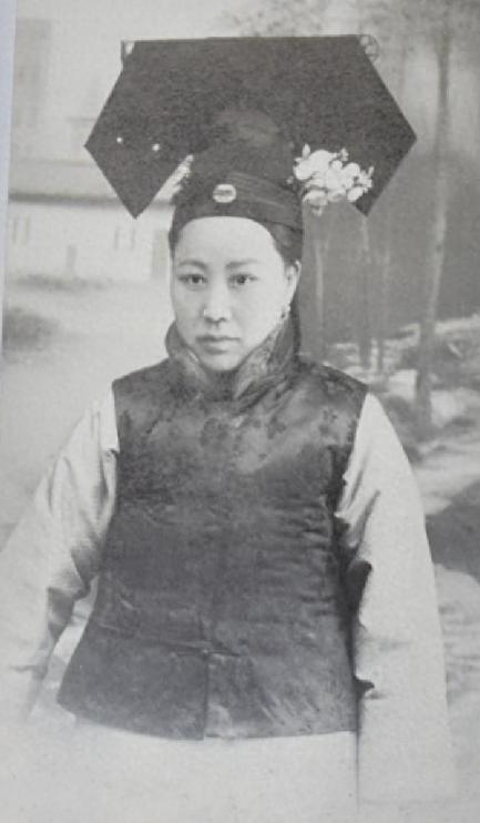 当溥仪的乳娘有2个规矩：一是喂奶，二是“毫无人性”！1908年，奶妈跟着溥仪一起