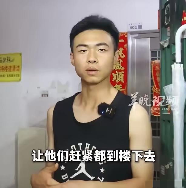 “00后”小伙王謇睿刚刚结束2年部队生活，风尘仆仆抵达深圳的家，没想到仅4个小时