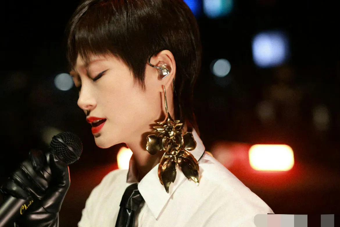 女歌手李宇春，引发热议！

8月25日，39岁的宇春突然引发了热议，这一次，不是