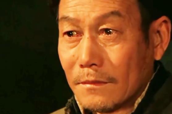 穿15年破袍供儿读贵族校，换来一记耳光！老父下跪，竟是悲剧开场
家庭最大的悲剧，