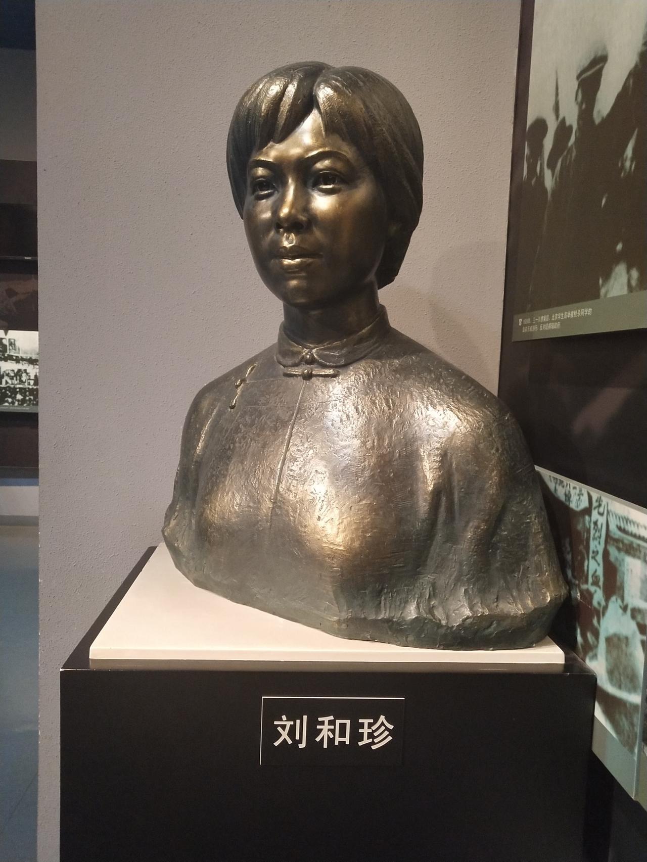 1926年3月18日早上，北京，女师大。

刘和珍推开宿舍门，怀里抱着一面校旗。