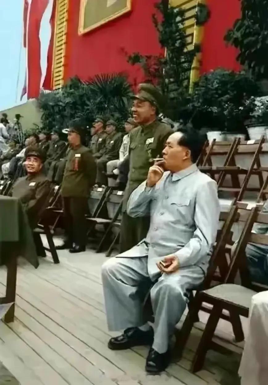 这张照片中的毛主席抽着烟，这派头，这气场，十个唐国强也演不出来！     ​​​