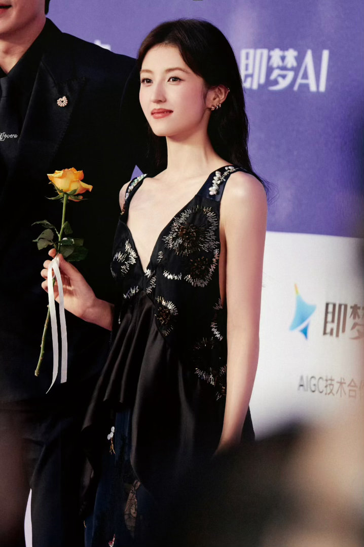 张子枫百花奖采访 张子枫谈李晓身上的家国情怀，说得真诚又有深度。小小年纪就能把角