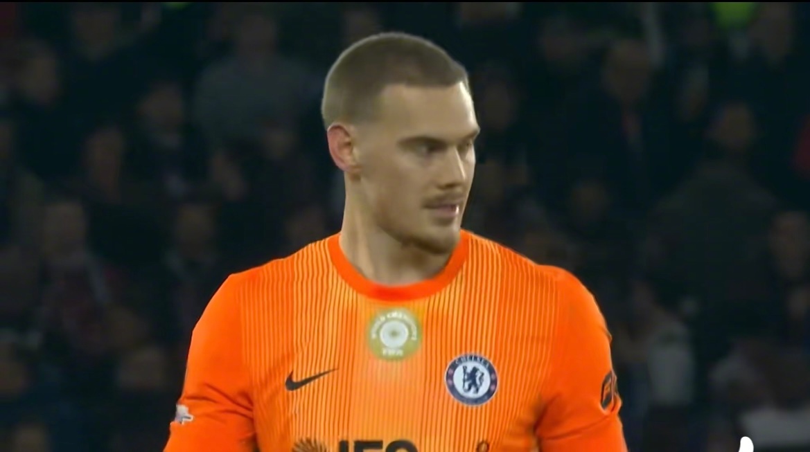 欧冠1/8决赛首回合，热刺与切尔西均启用替补门将出战，最终双双以2-5的悬殊比分