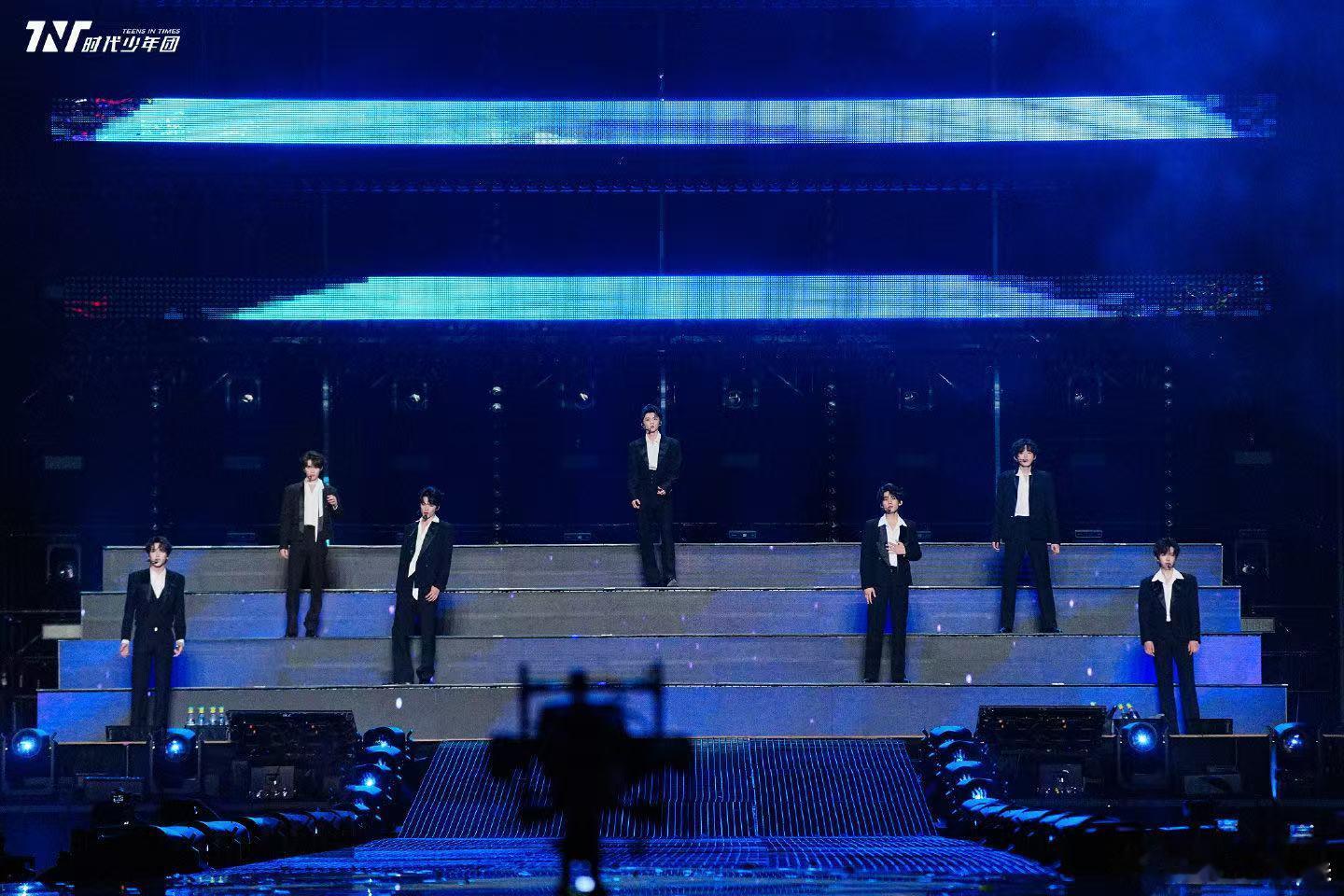 时代少年团加冠礼演唱会舞台照时代少年团每一次登台都藏着无尽感谢时代少年团每一次登