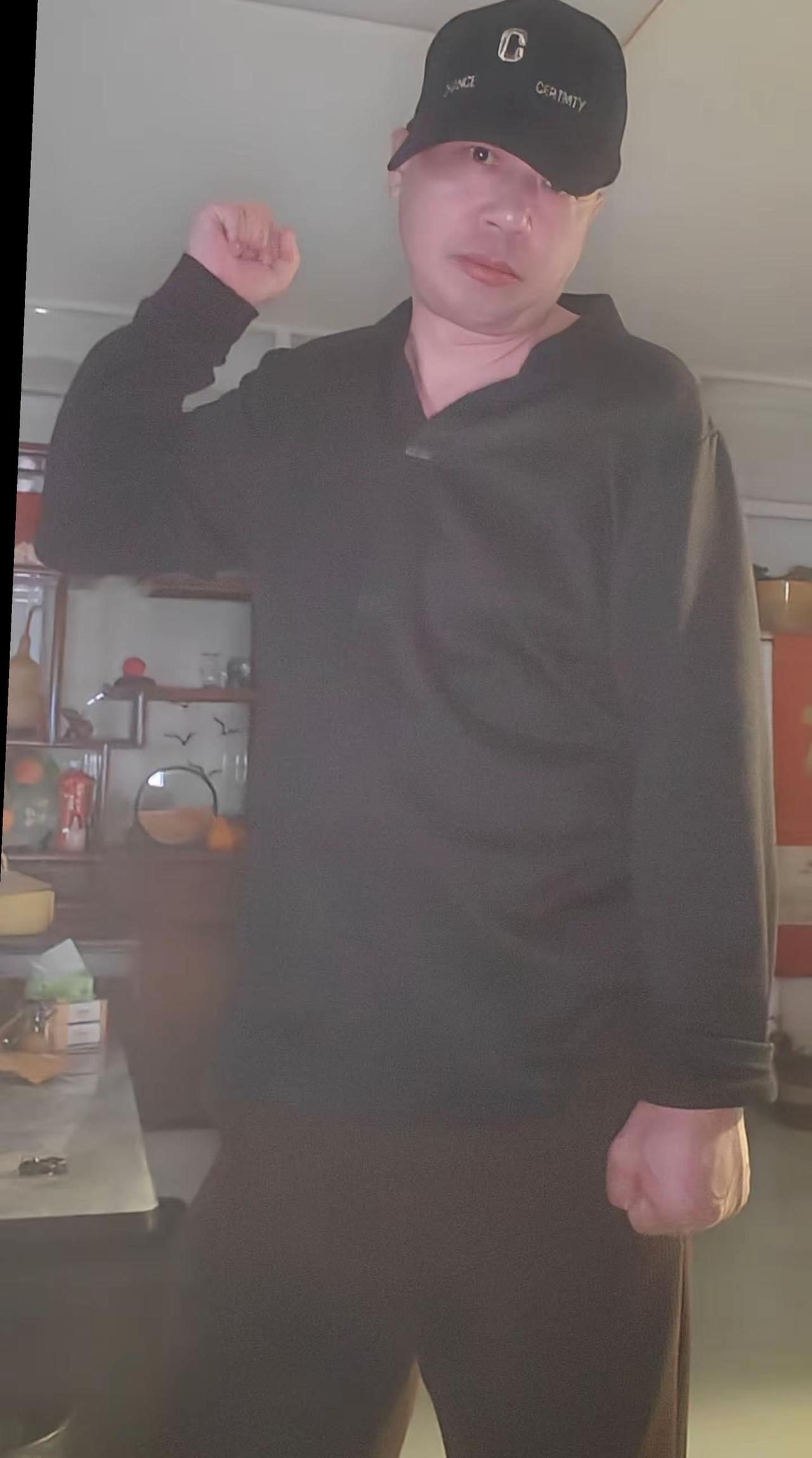 春至，天地间渐渐生出暖意。枝头悄悄冒出新芽，泥土里酝酿着新生。这般光景，不张扬、